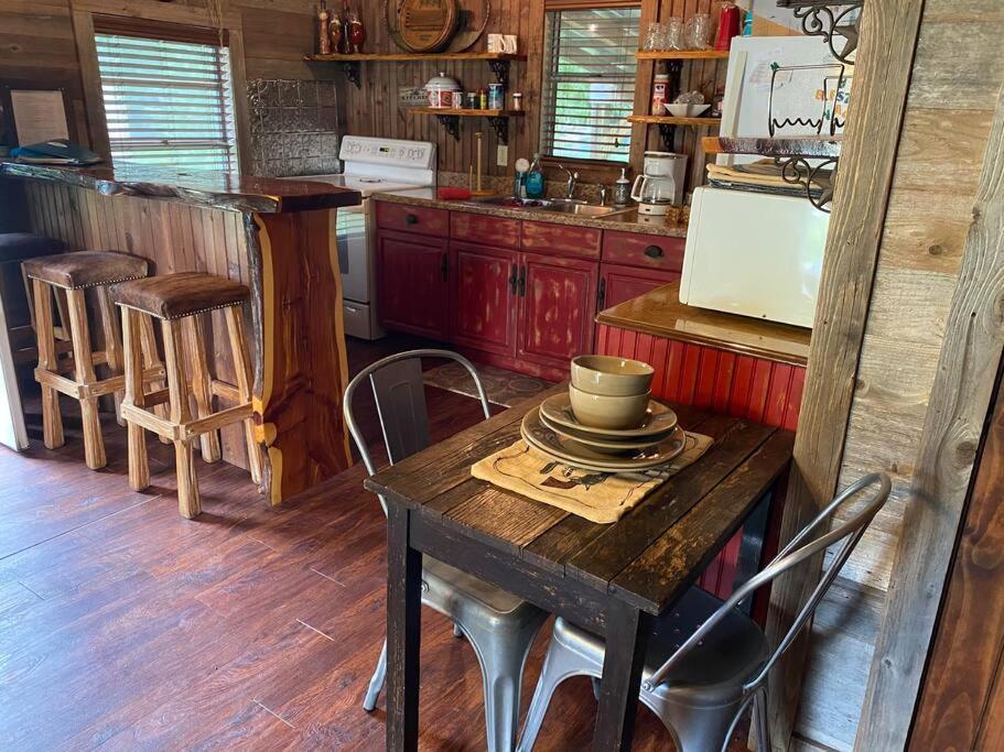 8Th St. Cowboy Haus I Biker Friendly I River Bandera Εξωτερικό φωτογραφία