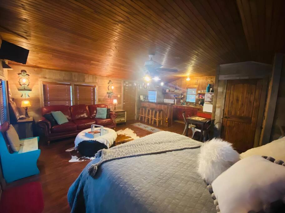 8Th St. Cowboy Haus I Biker Friendly I River Bandera Εξωτερικό φωτογραφία